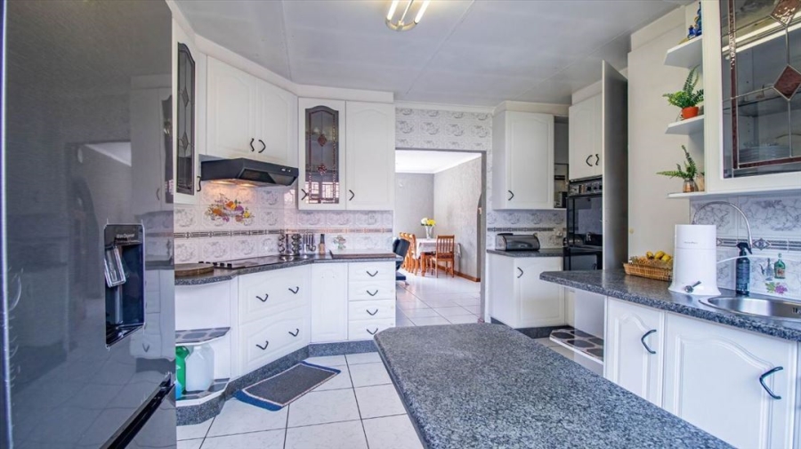 5 Bedroom Property for Sale in Mackenzie Park Gauteng