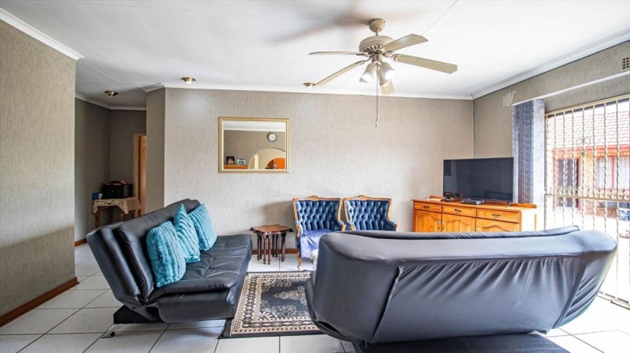5 Bedroom Property for Sale in Mackenzie Park Gauteng