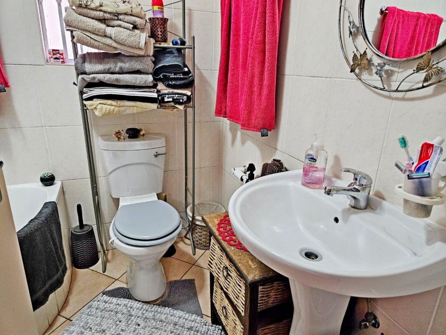 2 Bedroom Property for Sale in Glen Marais Gauteng