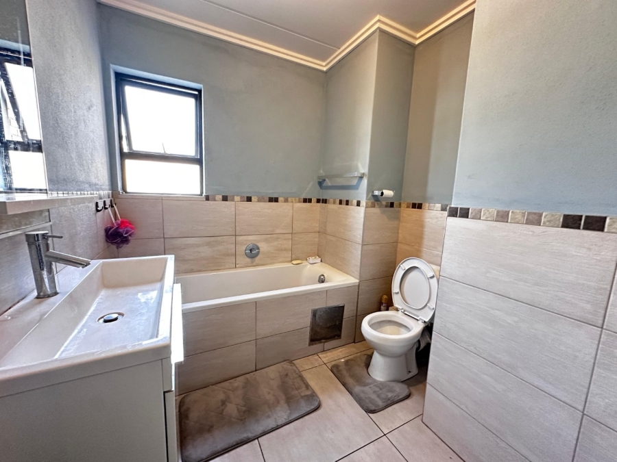 2 Bedroom Property for Sale in Sebenza Gauteng