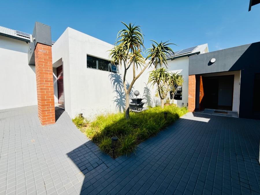 To Let 4 Bedroom Property for Rent in Copperleaf Estate Gauteng