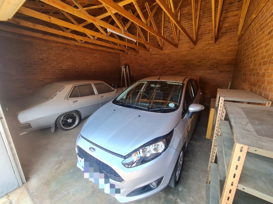 2 Bedroom Property for Sale in Monavoni Gauteng