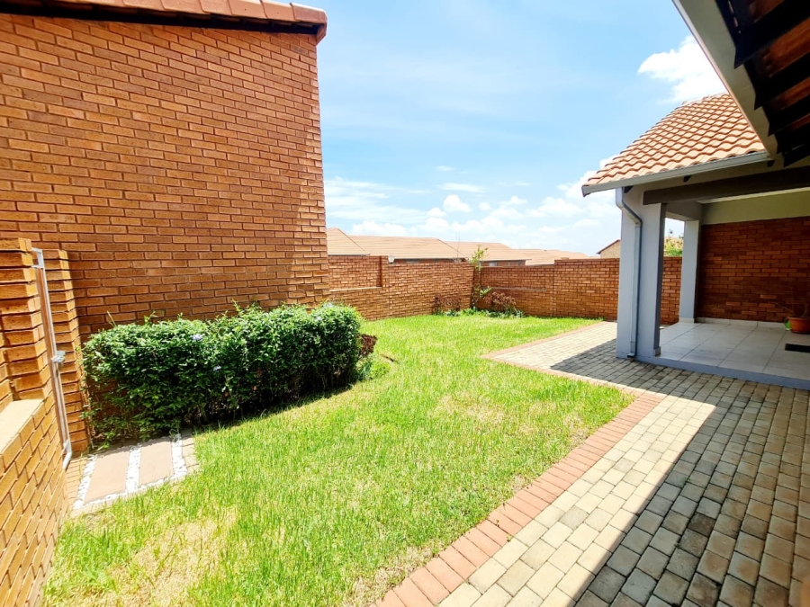 2 Bedroom Property for Sale in Monavoni Gauteng
