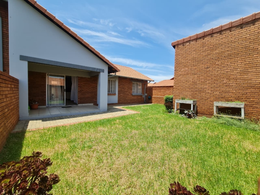 2 Bedroom Property for Sale in Monavoni Gauteng