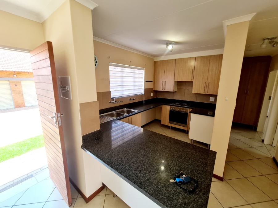 2 Bedroom Property for Sale in Monavoni Gauteng