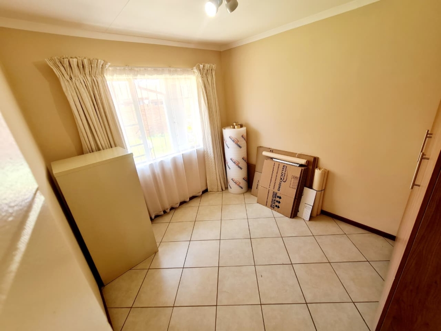 2 Bedroom Property for Sale in Monavoni Gauteng
