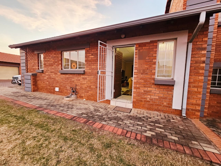 2 Bedroom Property for Sale in Monavoni Gauteng