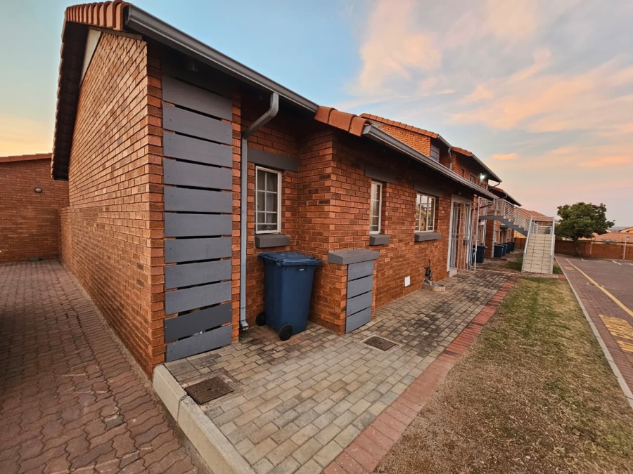 2 Bedroom Property for Sale in Monavoni Gauteng