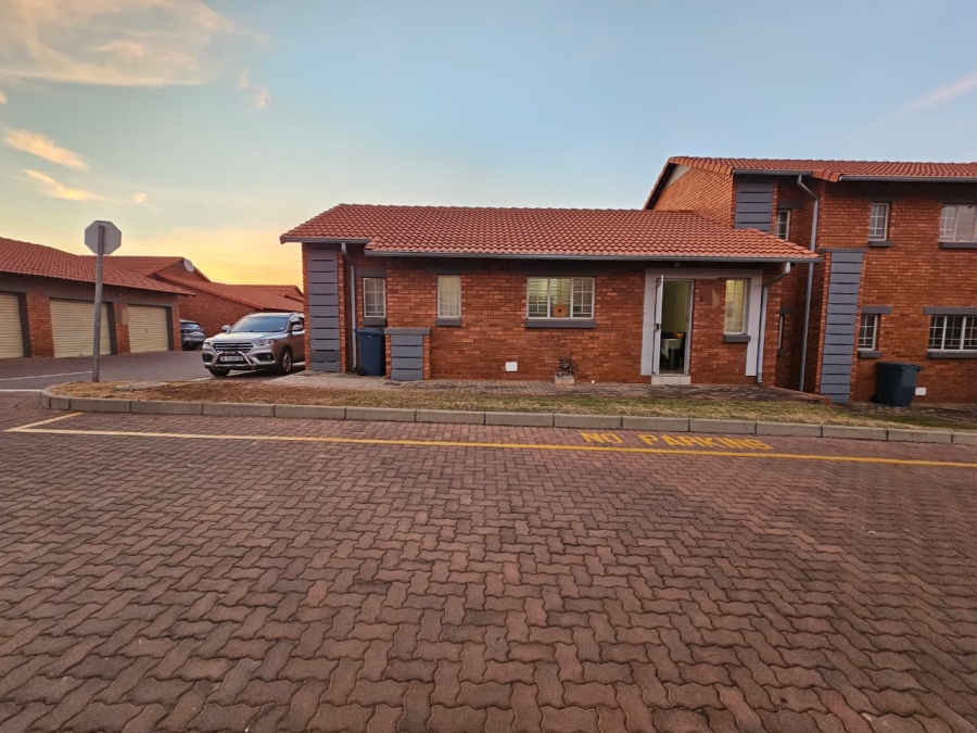 2 Bedroom Property for Sale in Monavoni Gauteng