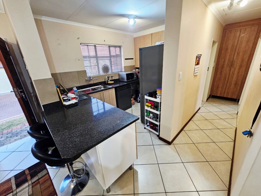 2 Bedroom Property for Sale in Monavoni Gauteng