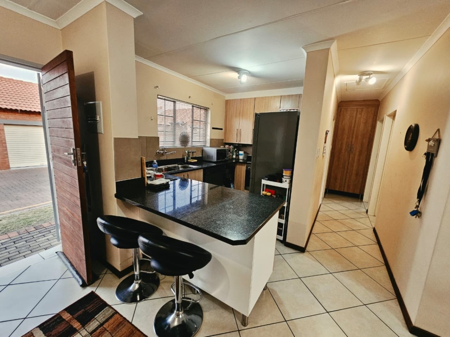 2 Bedroom Property for Sale in Monavoni Gauteng