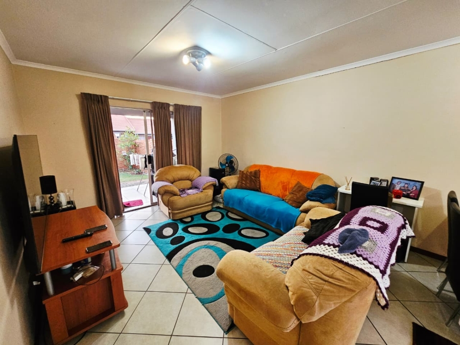 2 Bedroom Property for Sale in Monavoni Gauteng