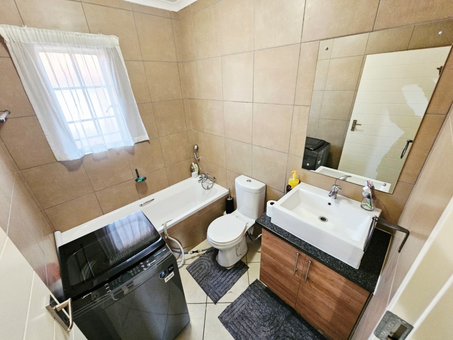 2 Bedroom Property for Sale in Monavoni Gauteng