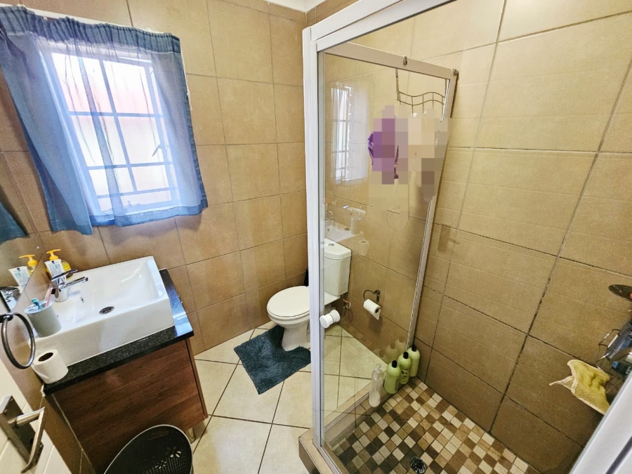 2 Bedroom Property for Sale in Monavoni Gauteng