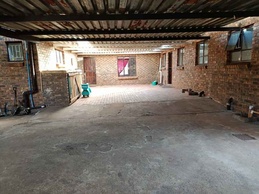 To Let 5 Bedroom Property for Rent in Heuweloord Gauteng