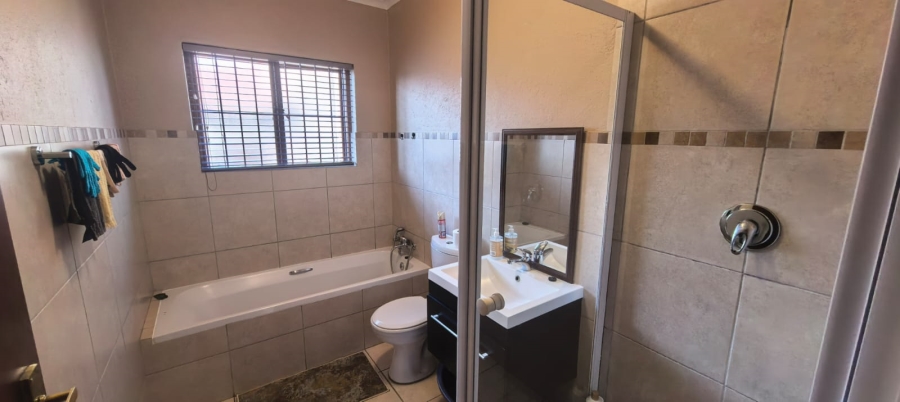 4 Bedroom Property for Sale in Noordwyk Gauteng