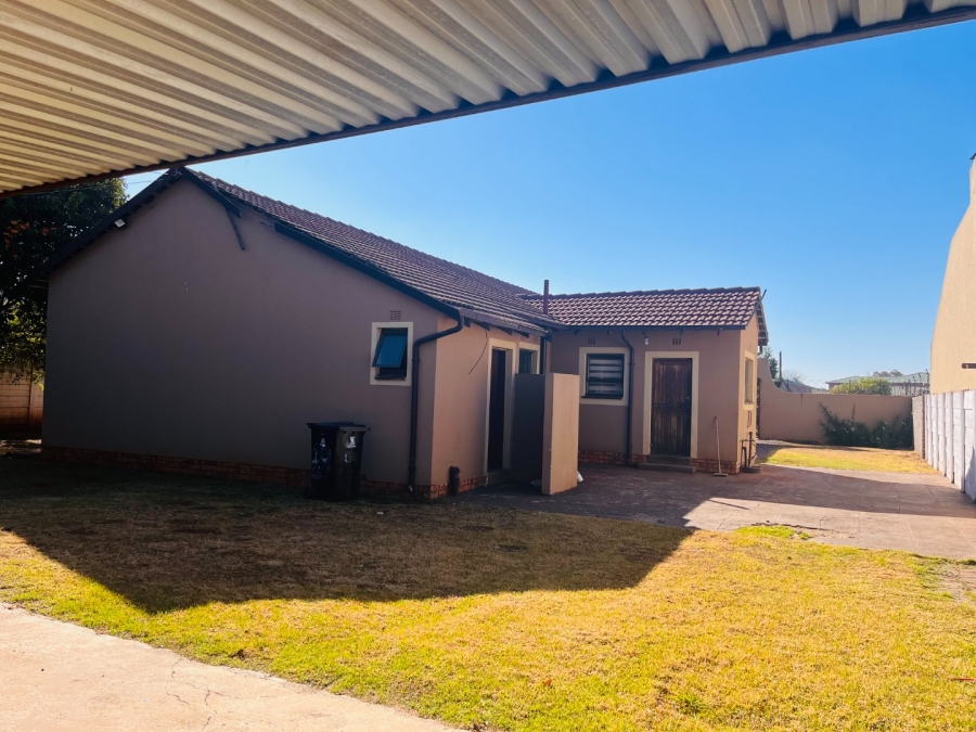 To Let 4 Bedroom Property for Rent in Mayberry Park Gauteng