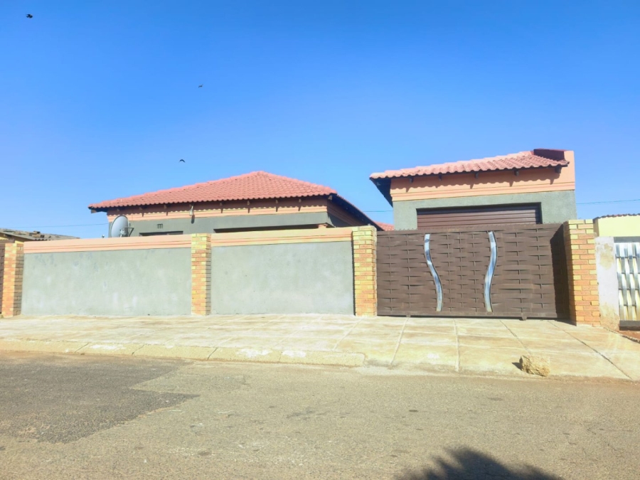5 Bedroom Property for Sale in Vosloorus Gauteng