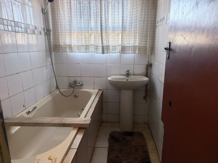 5 Bedroom Property for Sale in Vosloorus Gauteng