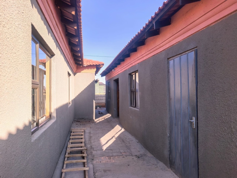 5 Bedroom Property for Sale in Vosloorus Gauteng