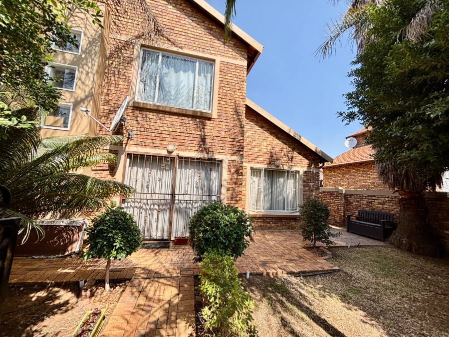 3 Bedroom Property for Sale in Heuwelsig Estate Gauteng