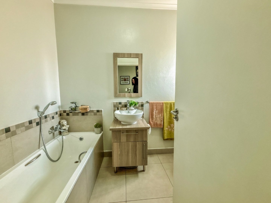 2 Bedroom Property for Sale in Blue Hills Gauteng