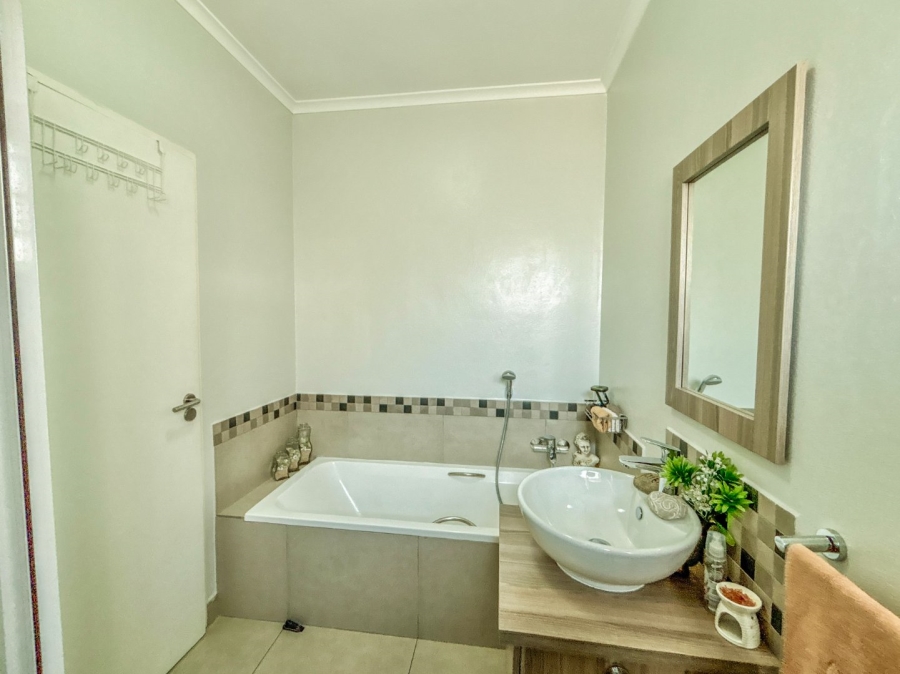 2 Bedroom Property for Sale in Blue Hills Gauteng