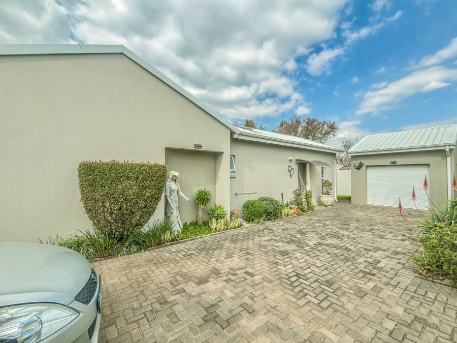 2 Bedroom Property for Sale in Blue Hills Gauteng