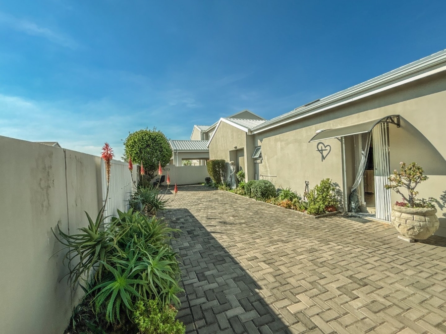 2 Bedroom Property for Sale in Blue Hills Gauteng