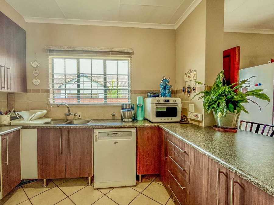 2 Bedroom Property for Sale in Stone Ridge Gauteng