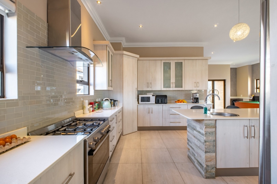 5 Bedroom Property for Sale in Stone Ridge Gauteng