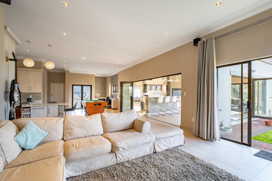 5 Bedroom Property for Sale in Stone Ridge Gauteng