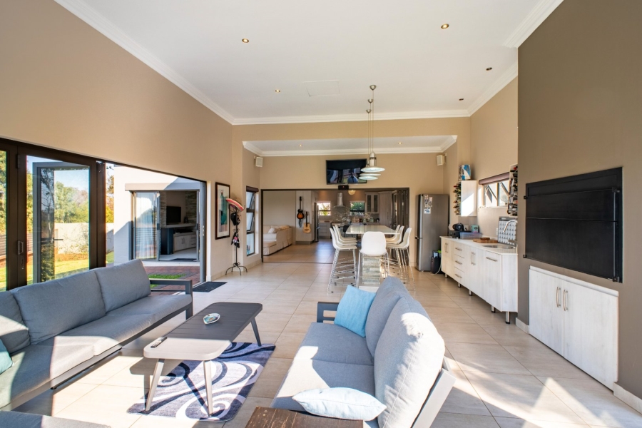5 Bedroom Property for Sale in Stone Ridge Gauteng