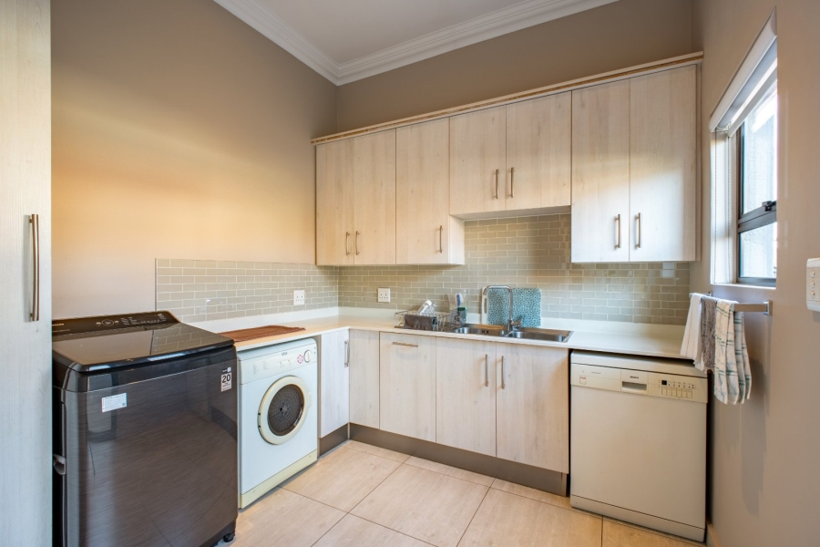5 Bedroom Property for Sale in Stone Ridge Gauteng