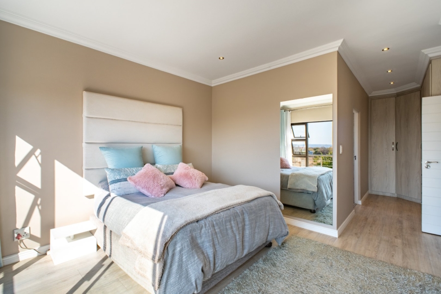 5 Bedroom Property for Sale in Stone Ridge Gauteng