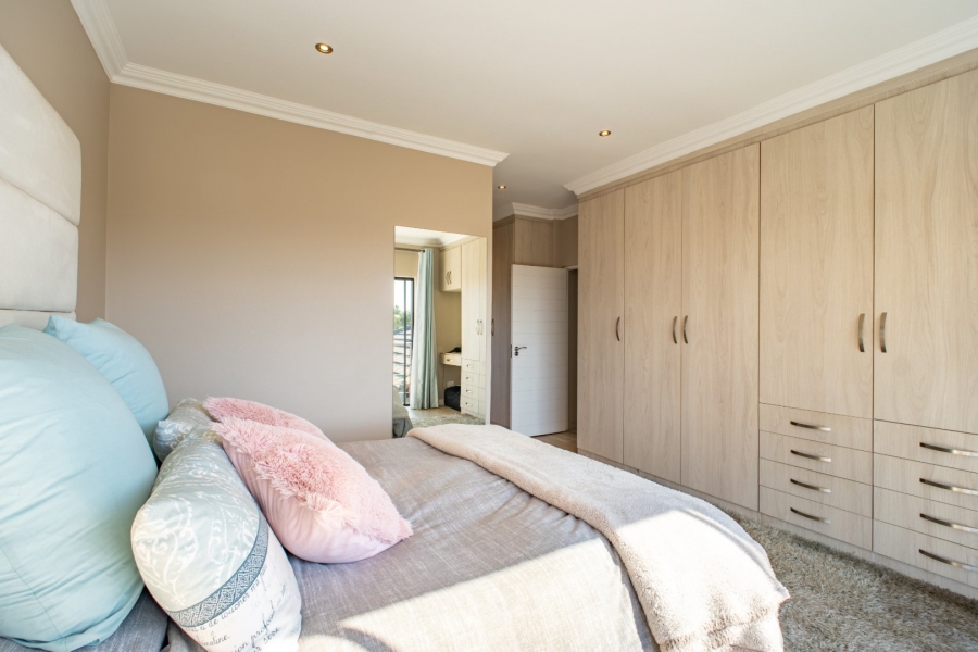 5 Bedroom Property for Sale in Stone Ridge Gauteng