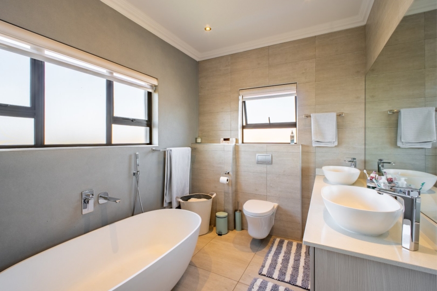 5 Bedroom Property for Sale in Stone Ridge Gauteng