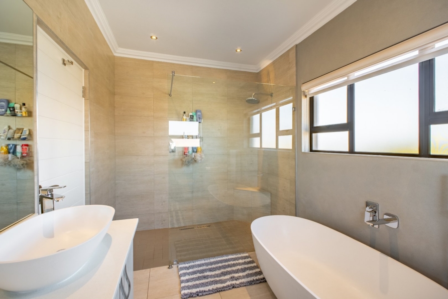 5 Bedroom Property for Sale in Stone Ridge Gauteng