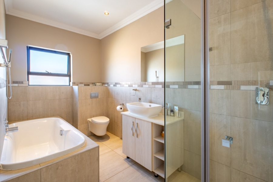 5 Bedroom Property for Sale in Stone Ridge Gauteng