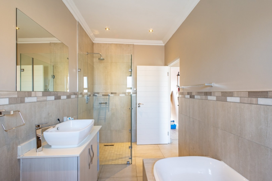 5 Bedroom Property for Sale in Stone Ridge Gauteng