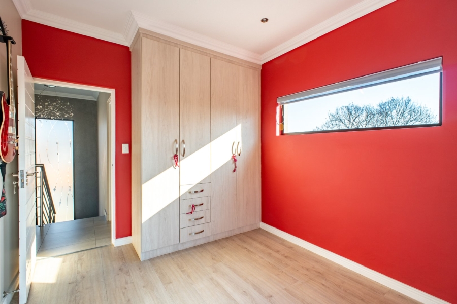 5 Bedroom Property for Sale in Stone Ridge Gauteng