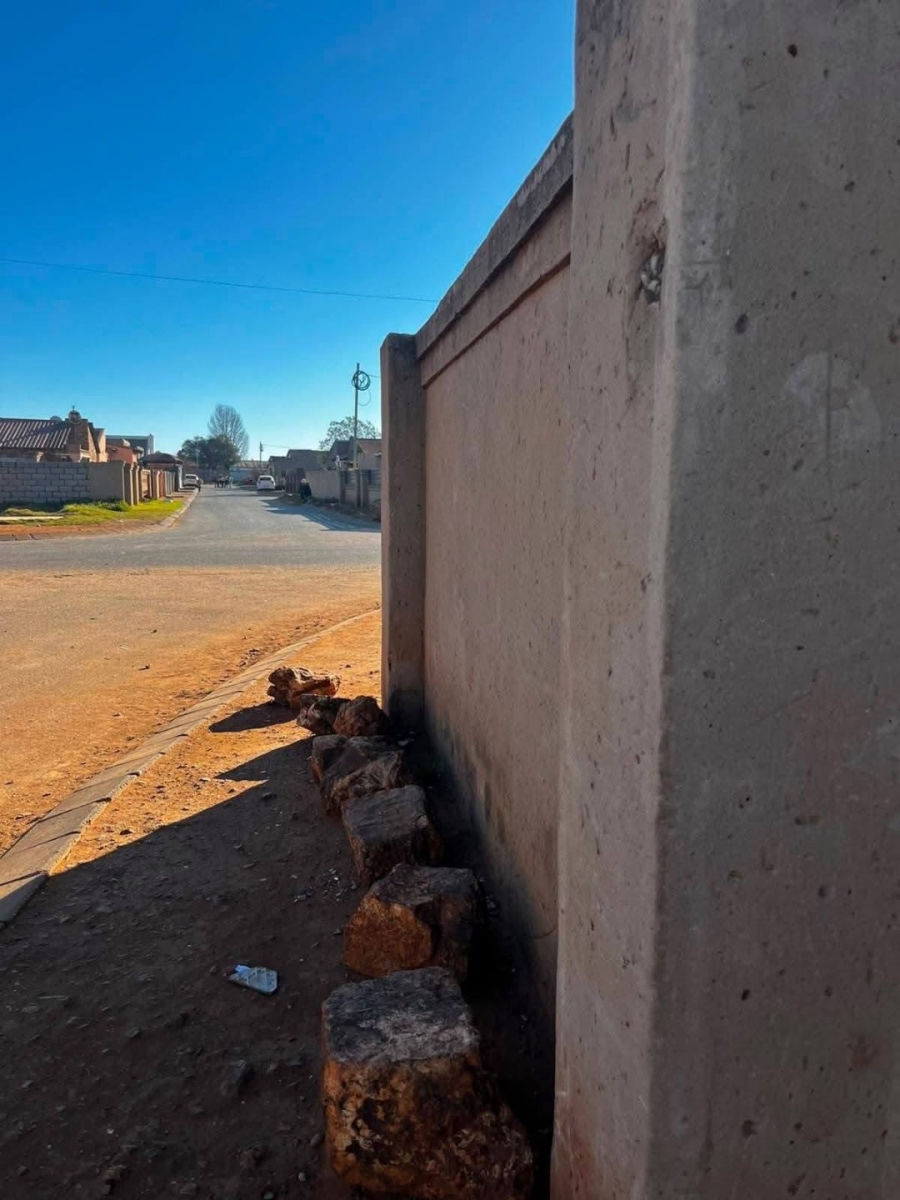  Bedroom Property for Sale in Moleleki Gauteng
