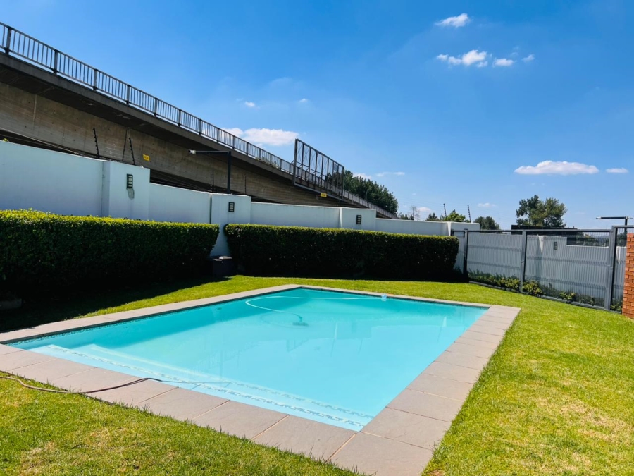 To Let 3 Bedroom Property for Rent in Greenstone Hill Gauteng