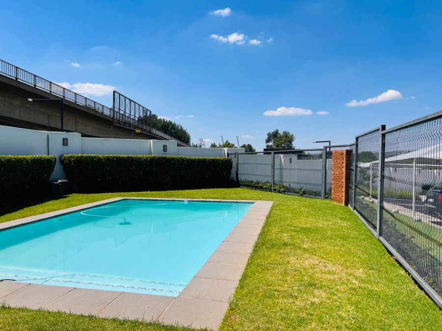 To Let 3 Bedroom Property for Rent in Greenstone Hill Gauteng