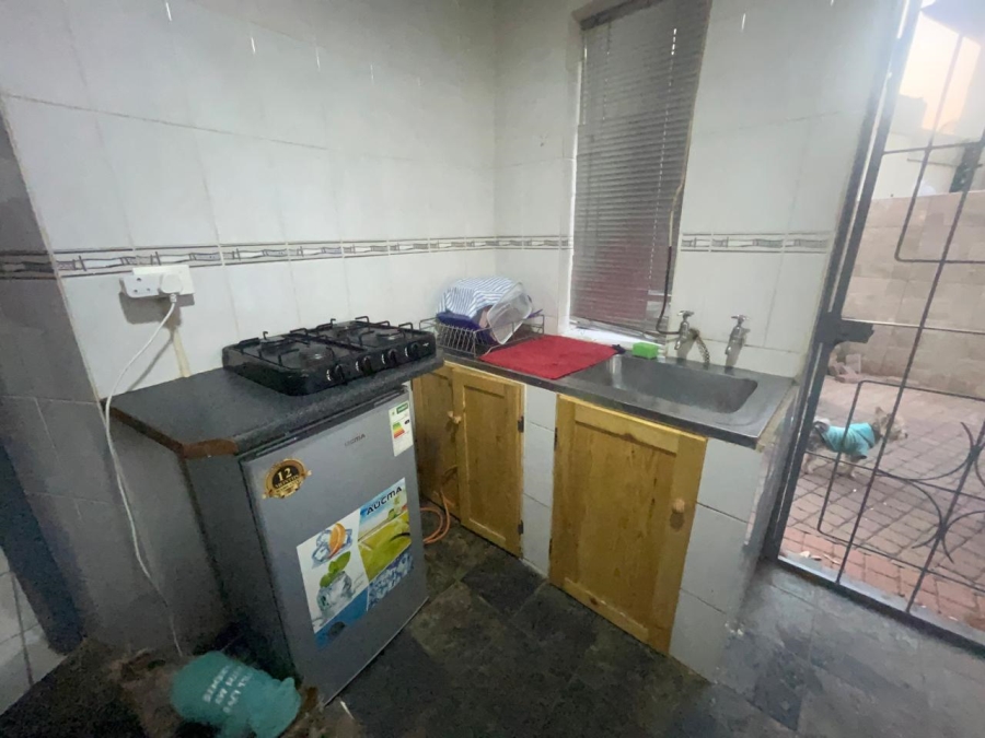 To Let 1 Bedroom Property for Rent in Florauna Gauteng