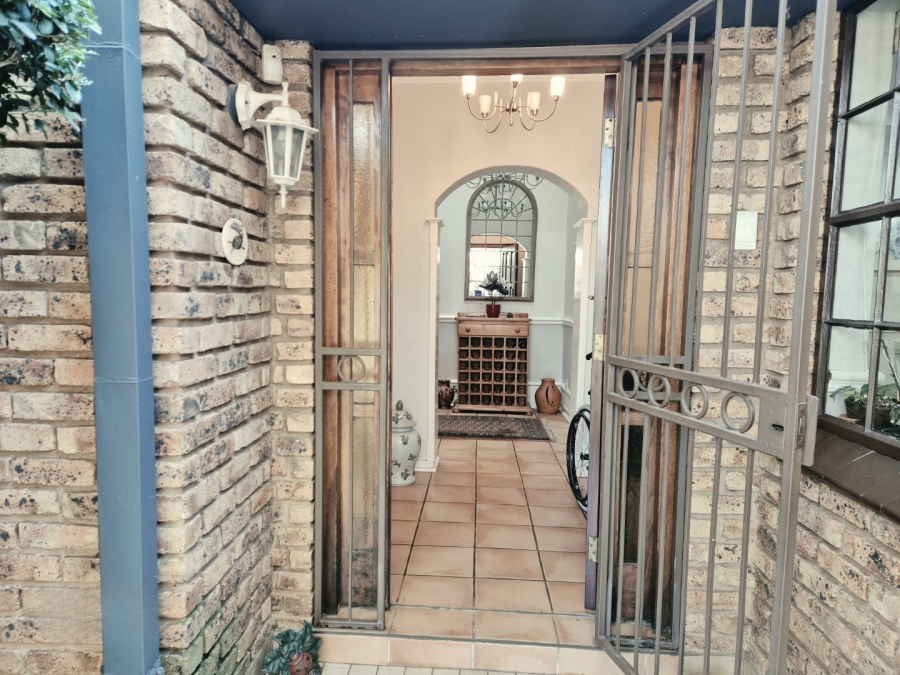  Bedroom Property for Sale in Nieuw Muckleneuk Gauteng