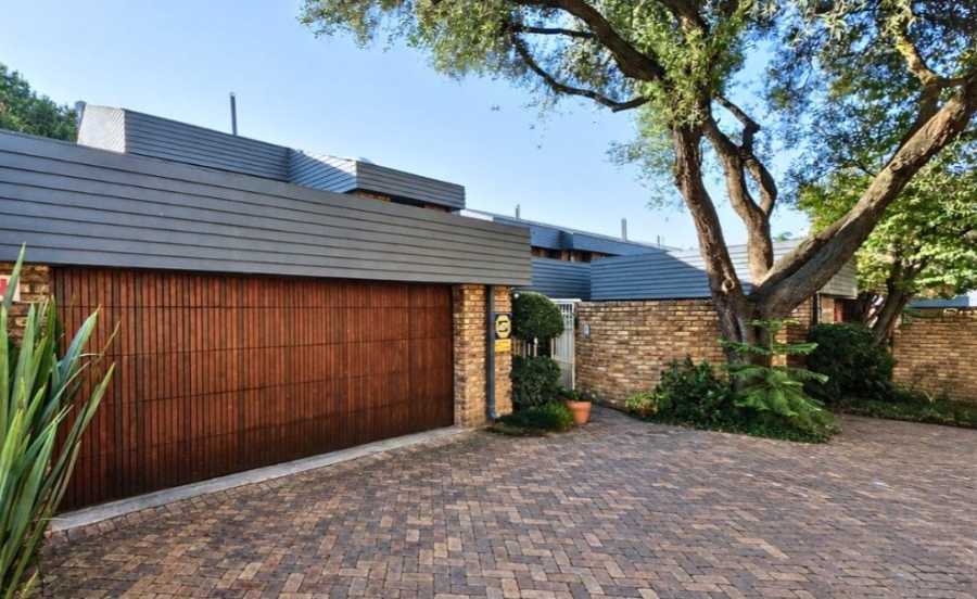 4 Bedroom Property for Sale in Nieuw Muckleneuk Gauteng