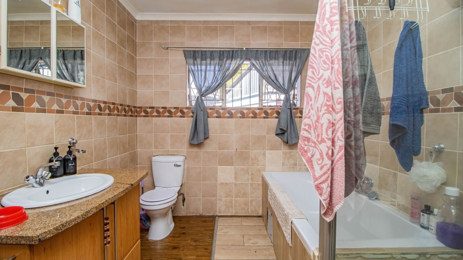 5 Bedroom Property for Sale in Bonaero Park Gauteng