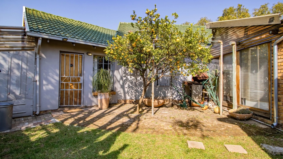 5 Bedroom Property for Sale in Bonaero Park Gauteng