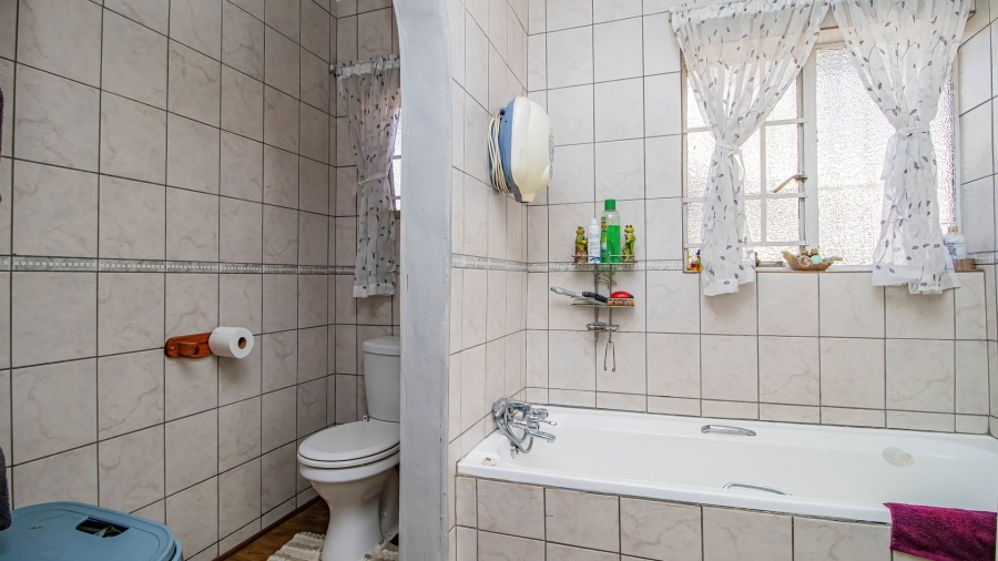 5 Bedroom Property for Sale in Bonaero Park Gauteng